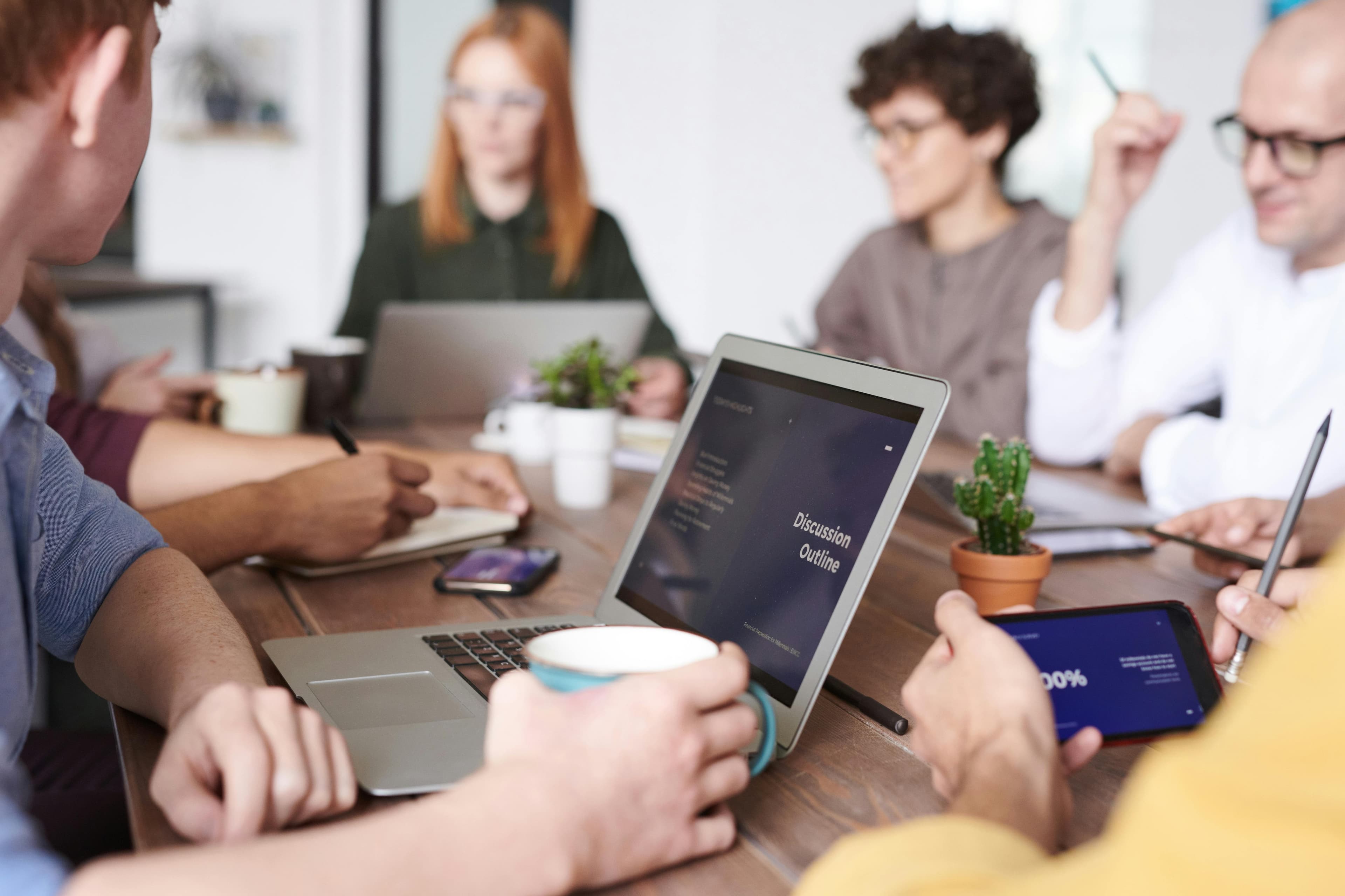 Personas colaborando en una oficina